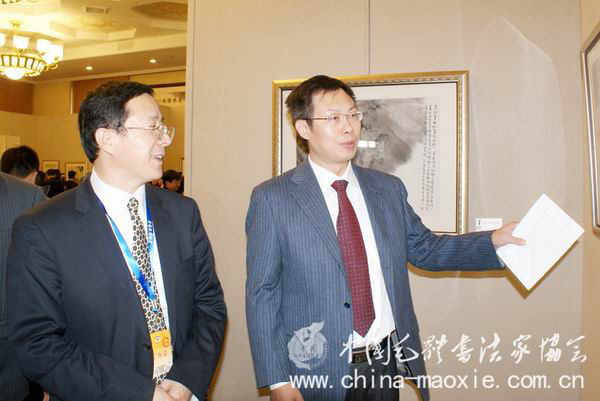 中毛协顾问石永奇（左）参观画展