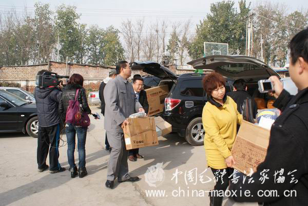 中国毛体书法家协会建立“温暖教室”