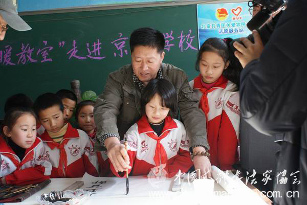 刘孝军现场教授学生书法