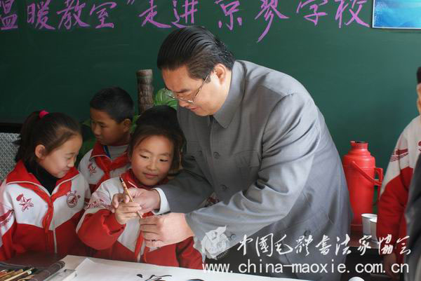 中国毛体书法家协会副会长兼秘书长孔维阳现场教授学生书法