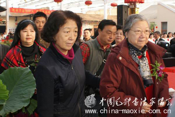 毛泽东儿媳刘思齐（右一）、毛泽东侄女毛小青（左一）