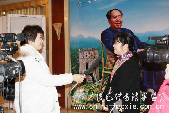 毛小青接受记者采访