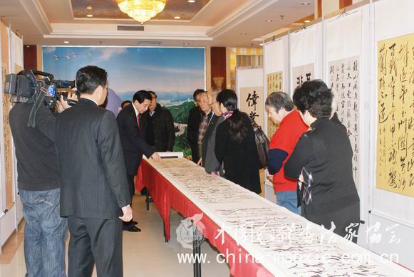 欣赏金奖获得者杨国林书写毛泽东诗词长卷现场