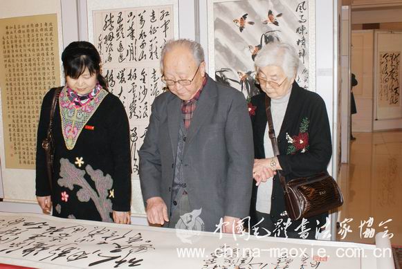 毛小青与钱嗣杰夫妇欣赏作品