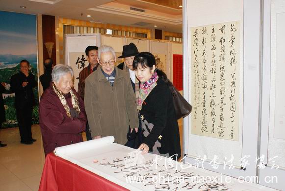 毛小青与齐得平夫妇欣赏作品