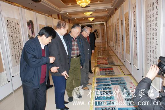毛泽东身边工作人员欣赏37位将军书写“龙”长卷