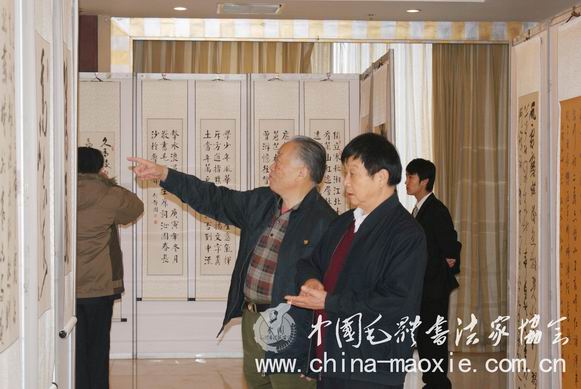 吴连登与周福明欣赏作品