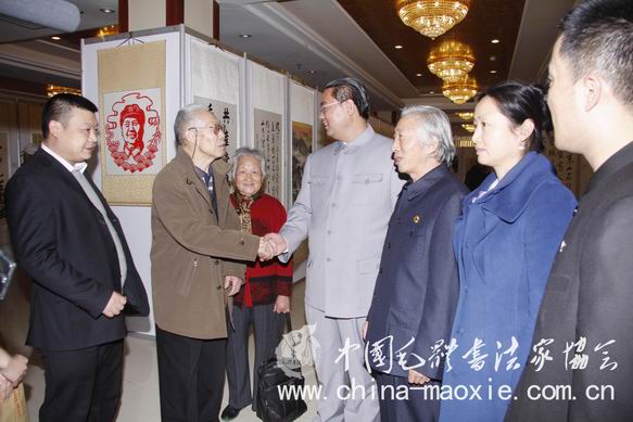齐得平夫妇、党荣华夫妇与孔维阳、高进军、徐军强在展厅现场