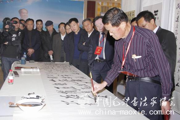 梁宝玉书写长卷现场