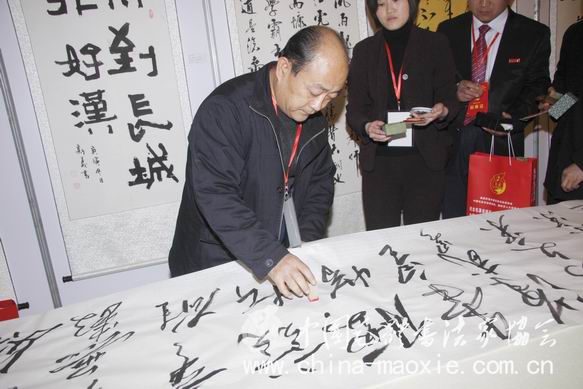 章国明书写长卷现场