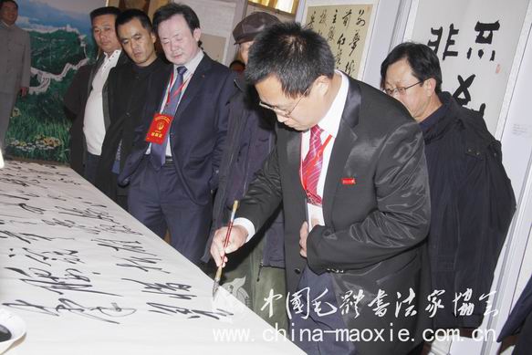 谷建林书写长卷现场