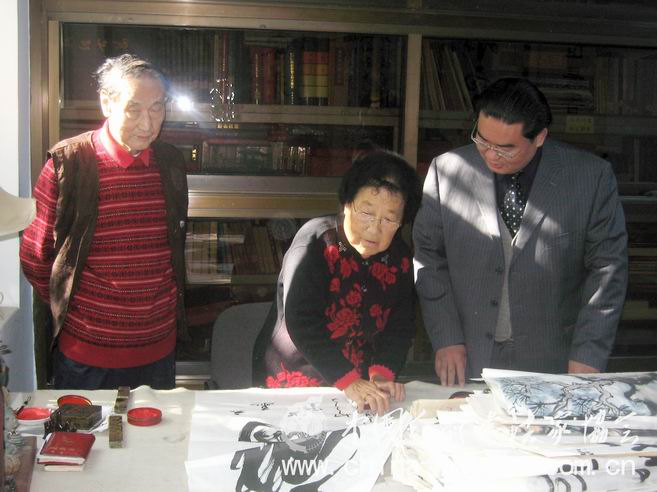 刘玉堤将军夫人为作品盖章