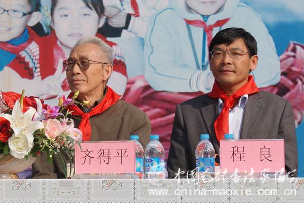 中国毛体书法家协会顾问齐得平先生与北京市丰台区教委团工委书记程良