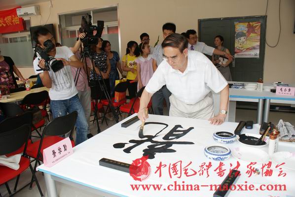 中国毛体书法家协会会长景学勤书写现场