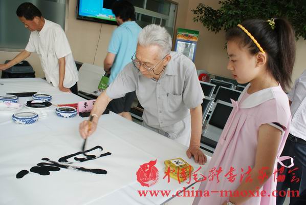 中国毛体书法家协会顾问齐得平书写现场