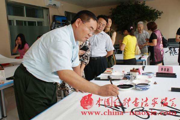 中国毛体书法家协会副会长兼秘书长孔维阳书写现场