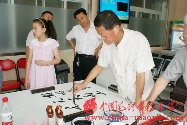 中国毛体书法家协会副会长梁宝玉书写现场