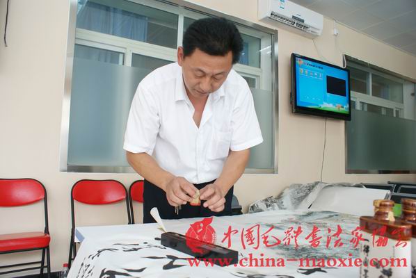 中国毛体书法家协会会员赵恩海书画现场