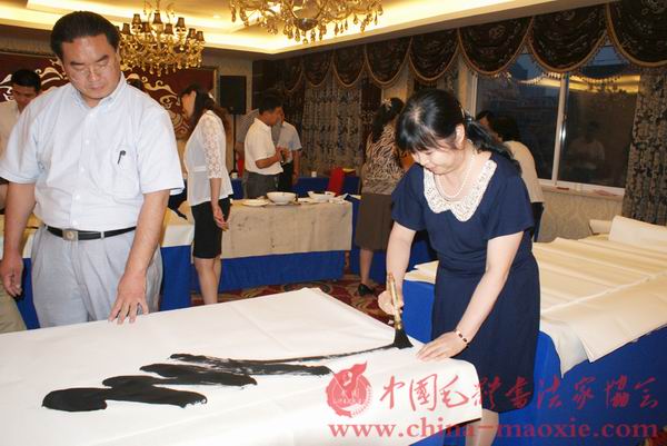 中国毛体书法家协会名誉会长毛小青书写现场