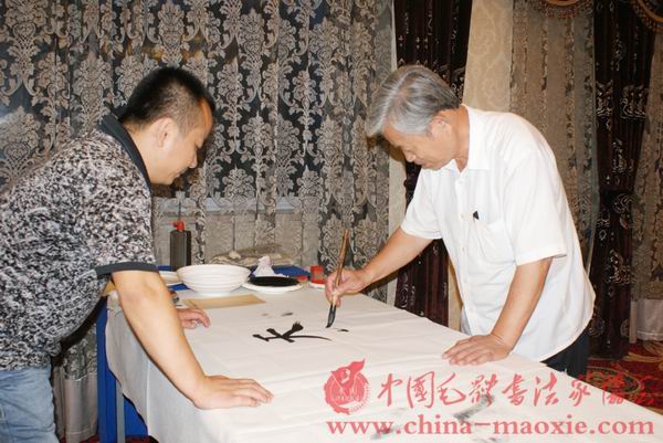 中国毛体书法家协会顾问李敏善书写现场