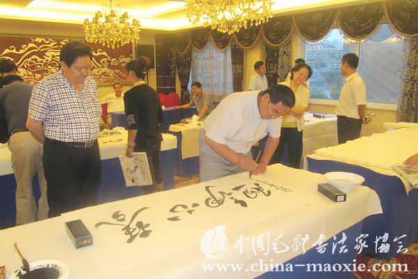中国毛体书法家协会副会长孔维阳书写现场
