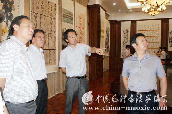 北师大书法系副教授李洪智（中）评点书法作品