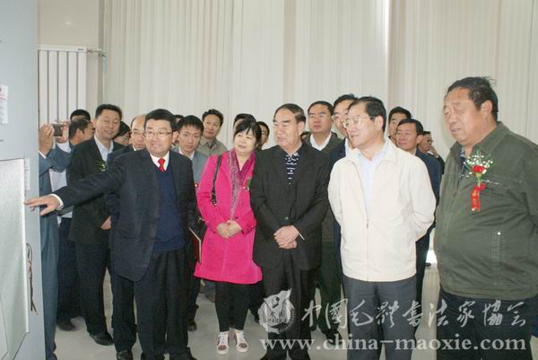 乌兰察布市、兴和县领导陪同景学勤会长、毛小青名誉会长观看书画展