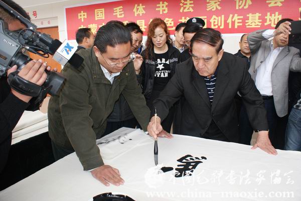 中国毛体书法家协会会长景学勤书写现场
