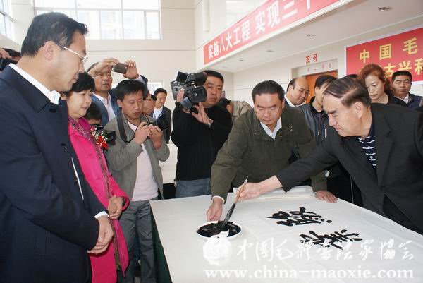 中国毛体书法家协会会长景学勤书写现场