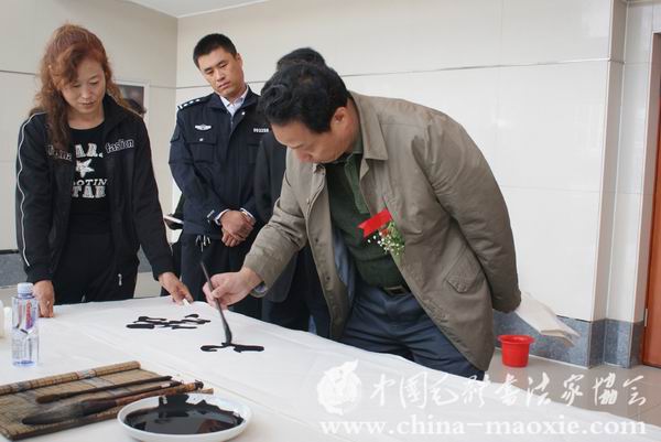 中国毛体书法家协会副会长张峰书写现场