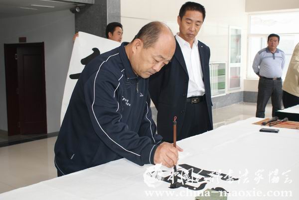 中国毛体书法家协会副会长章国明书写现场