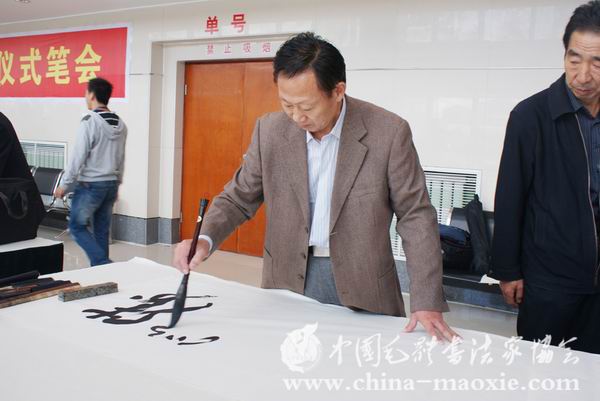 中国毛体书法家协会副会长谷广联书写现场