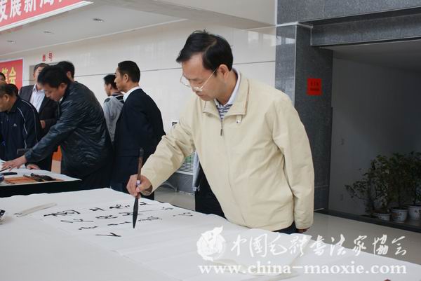 中国毛体书法家协会常务理事姚二峰书写现场