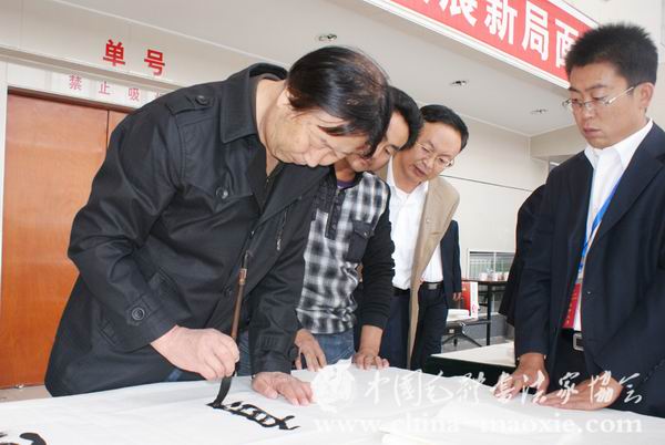 乌兰察布市书法家协会副主席姚依凡书写现场