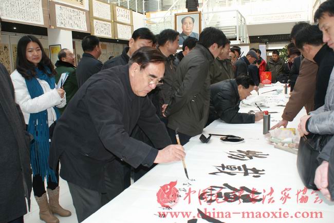 中国毛体书法家协会会长景学勤书写现场
