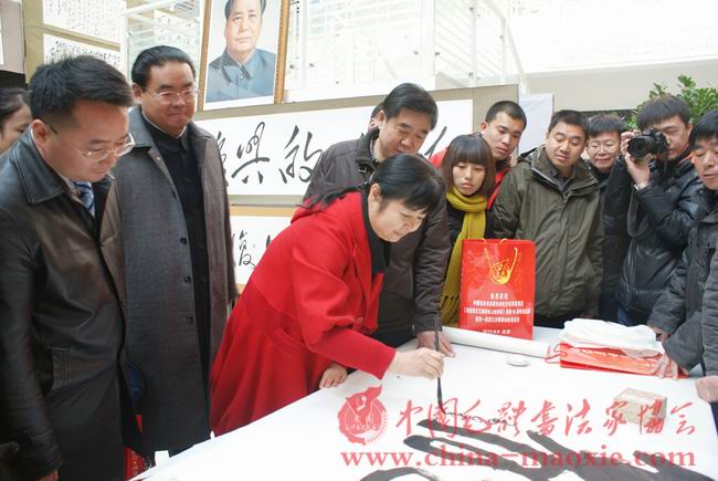 中国毛体书法家协会名誉会长毛小青书写现场
