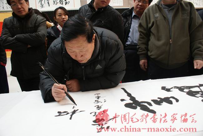 中国毛体书法家协会顾问贾松阳书写现场