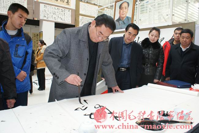 中国毛体书法家协会副会长兼秘书长孔维阳书写现场