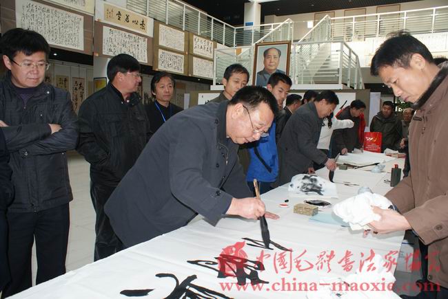 中国毛体书法家协会副会长马二增书写现场