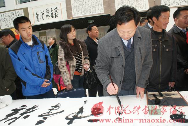 中国毛体书法家协会副会长谷广联书写现场