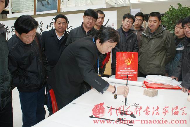 中国毛体书法家协会副会长李坤泽书写现场