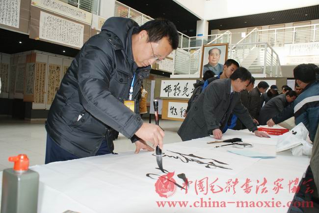 中国毛体书法家协会常务理事谷建林书写现场