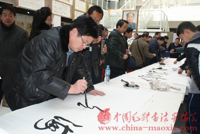 中国毛体书法家协会常务理事张强书写现场