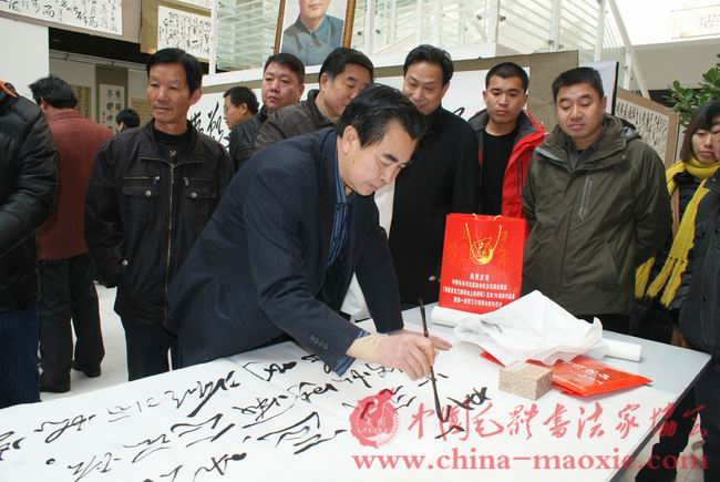 中国毛体书法家协会常务理事陈文友书写现场
