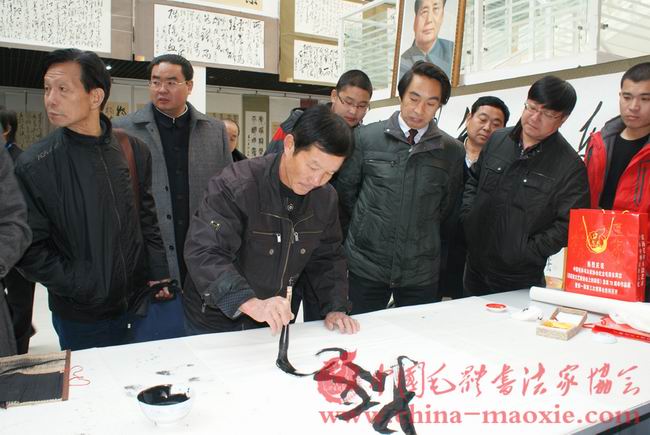 中国毛体书法家协会会员张永厂书写现场