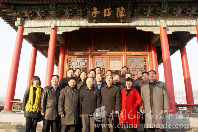 中国毛体书法家协会丛台据胜亭前合影留念