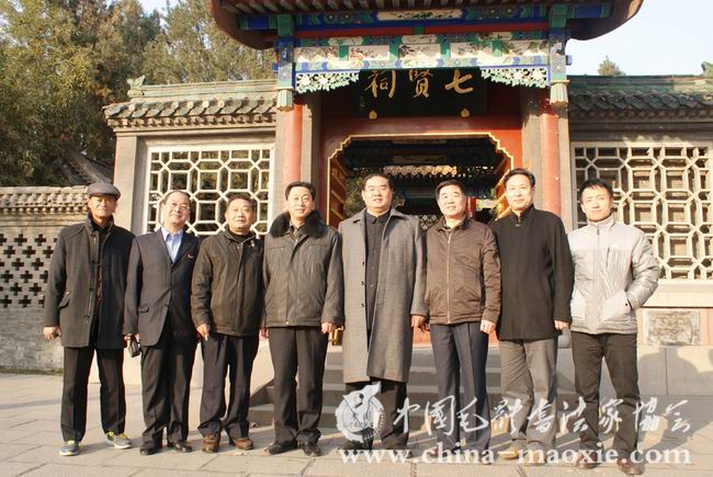 梁宝玉、马仁安、王传忠、赵恩海、孔维阳、李俊洲、张峰、李学忠（左起）七贤祠前合影