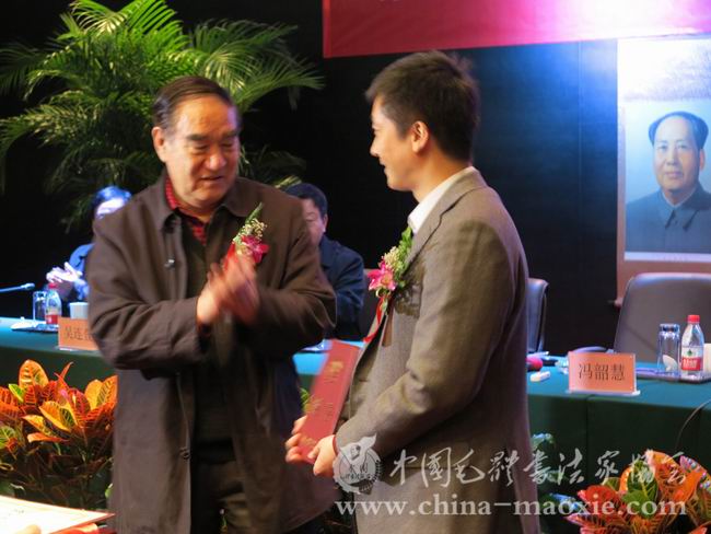 中国毛体书法家协会会长景学勤为李怀璋董事长颁发荣誉会长聘书