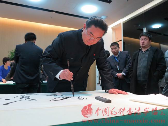 中国毛体书法家协会副会长兼秘书长孔维阳书写现场