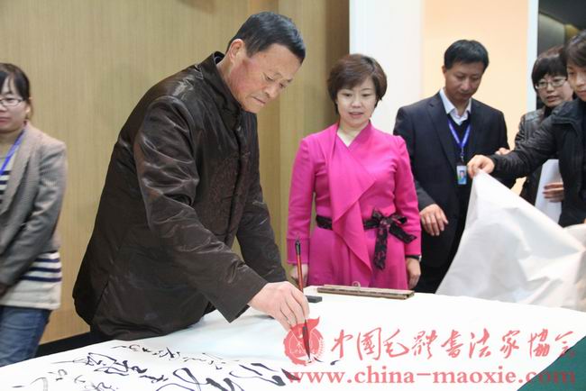 中国毛体书法家协会副会长梁宝玉书写现场